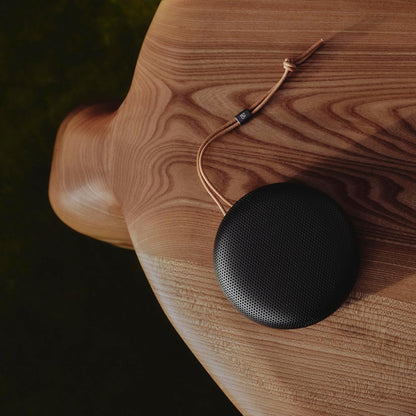 Bang & Olufsen Beosound A1 3rd Gen. Bluetooth Lautsprecher Warm Granit