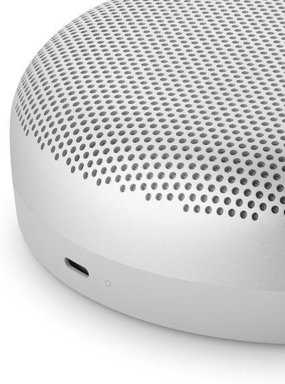 Bang & Olufsen Beosound A1 3rd Gen. Bluetooth Lautsprecher Natural Aluminium